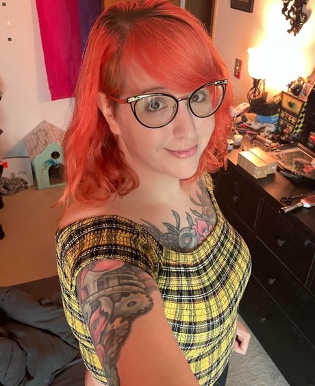 PushingUpRoses model perfect pics