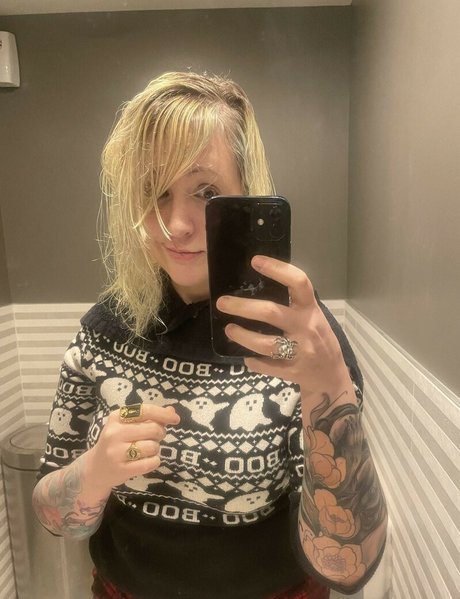 PushingUpRoses model porn picture