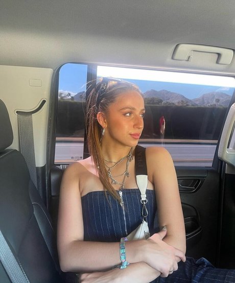 Tate McRae nice model images