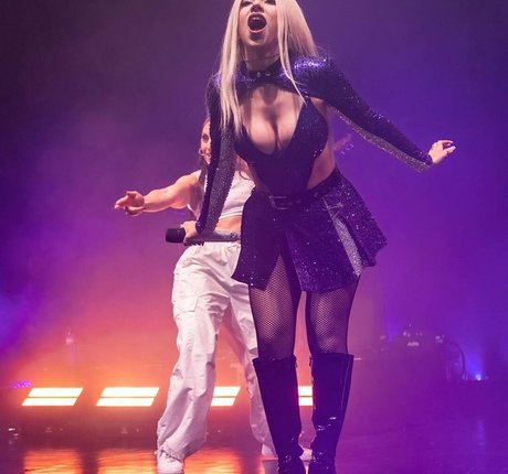 Ava Max star free pics