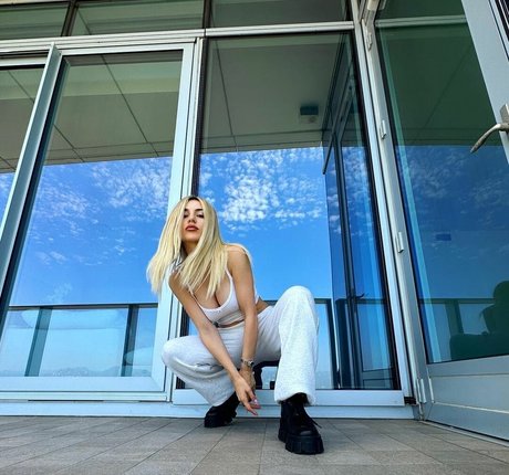 Ava Max porn star picture