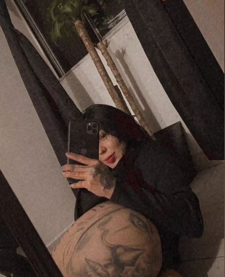 Merce Uhia model hd image