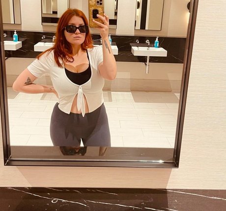 Chloe Maddren nude model pics