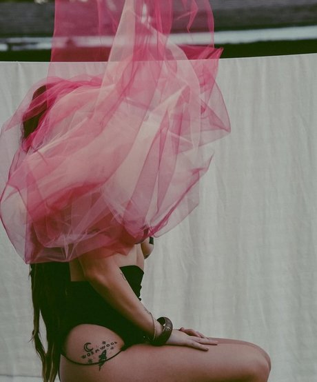 Eliza Grace art model pic