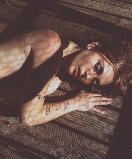 Eliza Grace adult model image