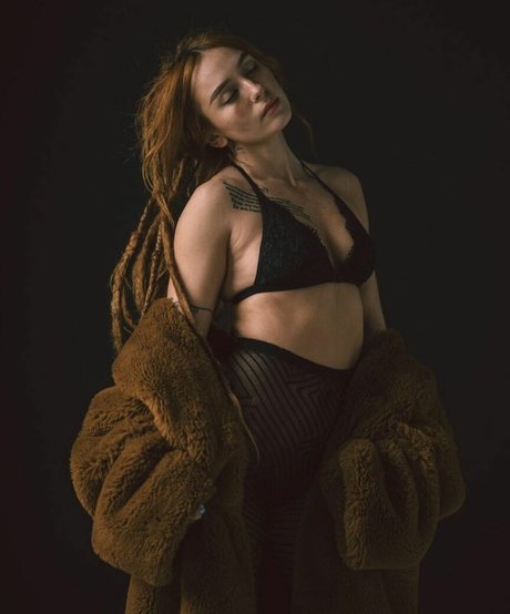 Eliza Grace beautiful star img