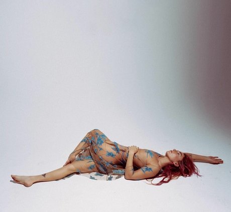 Eliza Grace exclusive model pictures