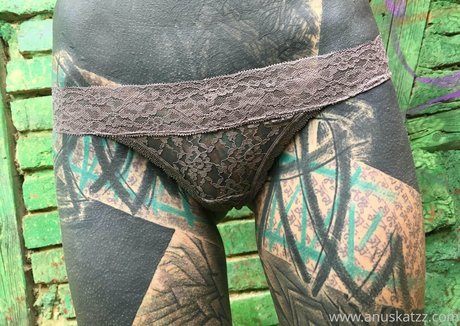 Anuskatzz nude model image