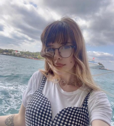 frauleinmilk model porn archive