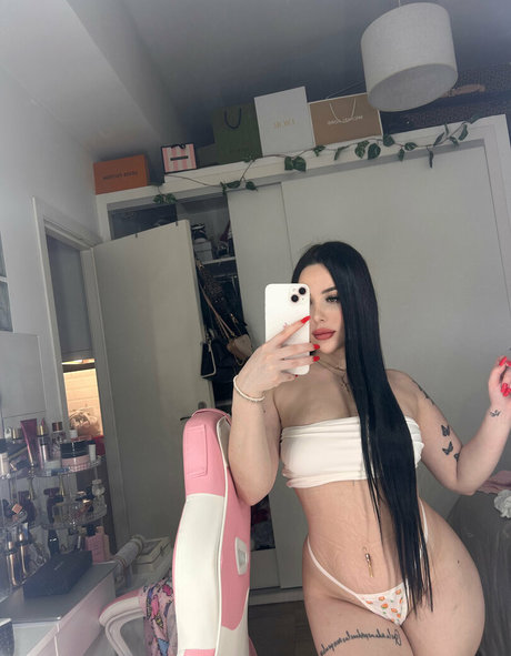 esteladior erotic model image