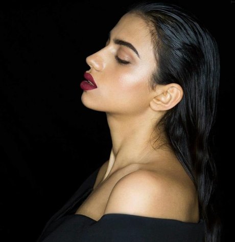 Mays Benatti model hot photo