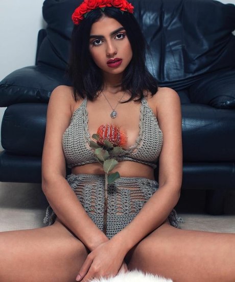 Mays Benatti star exclusive images