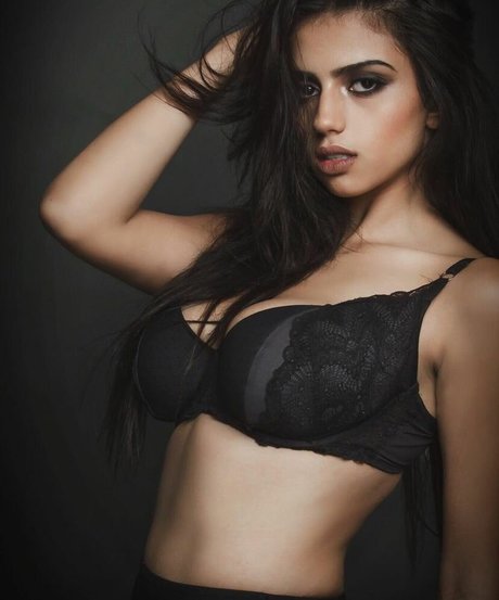 Mays Benatti hd actress photos