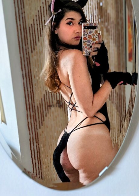 InvaderVie model nudes img