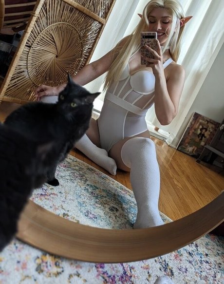 InvaderVie sexy star photo