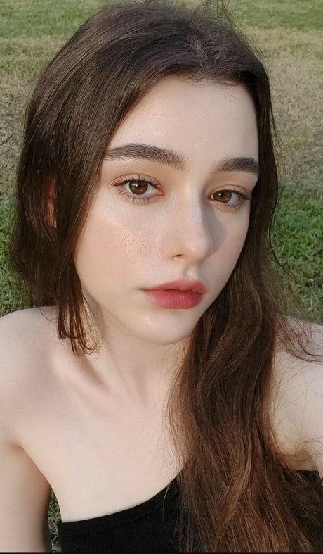 Dasha Taran pretty actress photos