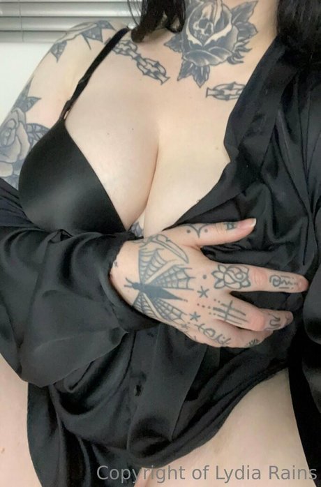 Lydiarains erotic model img