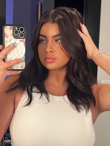 Kalani Hilliker model naked picture