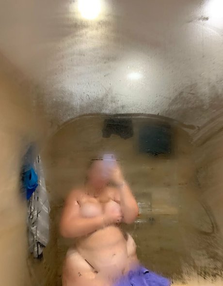 luciiamaiss naked pornstar img