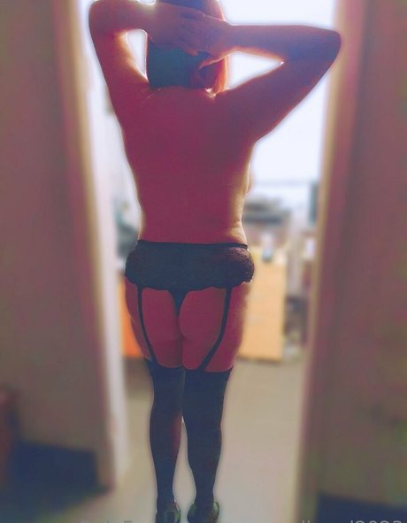 curvyredhead2023 model nude image