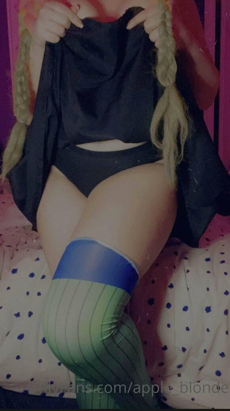 AppleBlonde porn model pics