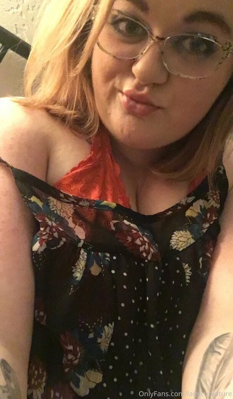 ladykeepsherlegsopen pornstar top img