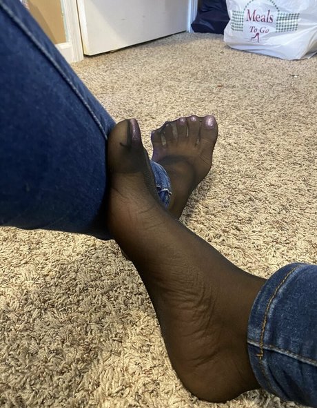 Carameltoesz pretty model image