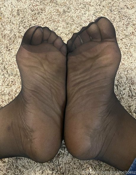 Carameltoesz model adult img