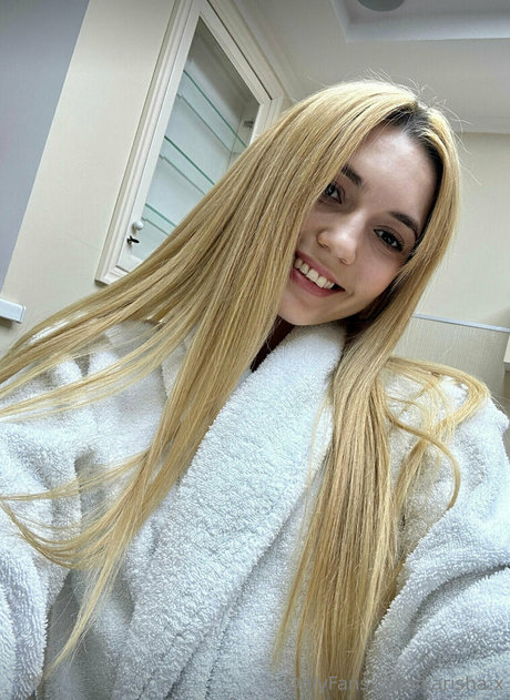 karisha x erotic model photo