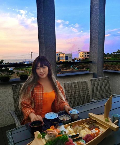 Yuggie TV pornographic model picture