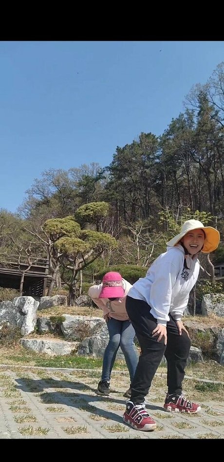 Yuggie TV perfect model pics