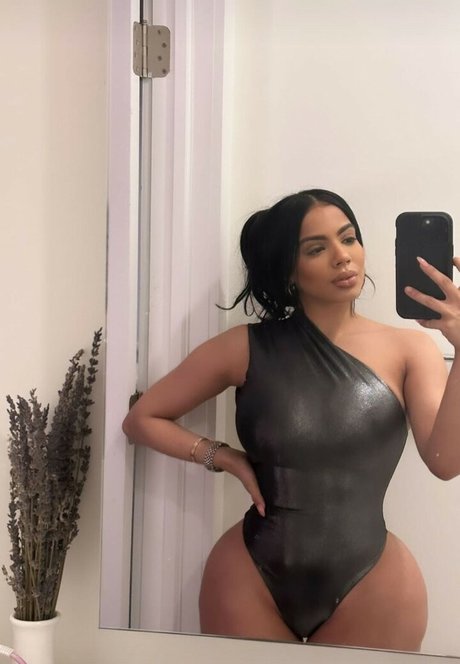 E dot model naked images