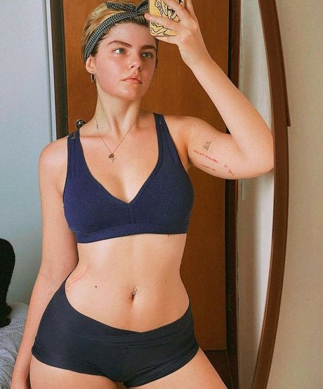 Triz Pariz star sexy pictures