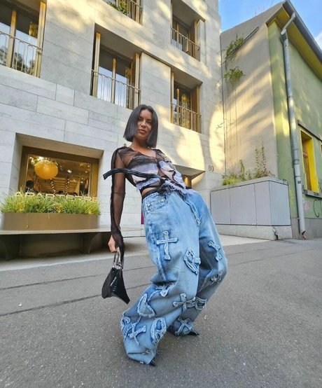 Apostoleanu star sexy images