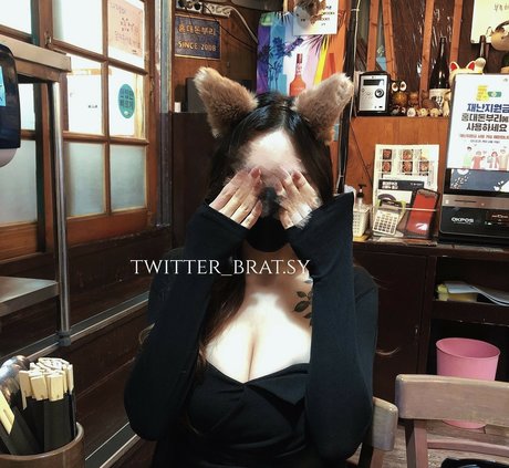 BratSuyeon star sexy photo