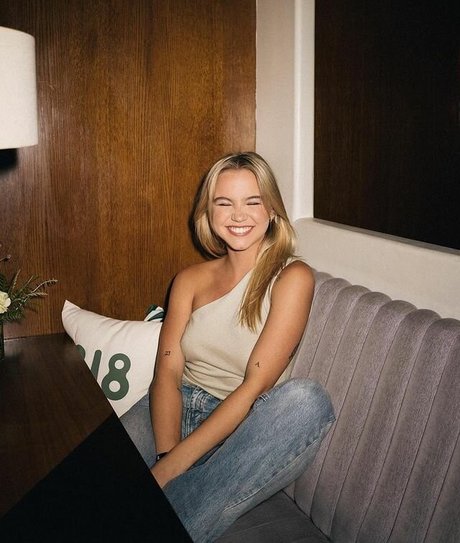 Emma Brooks free model image