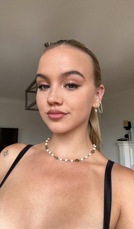 Emma Brooks hot pornstar pictures