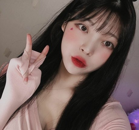 yudiii nude model pics