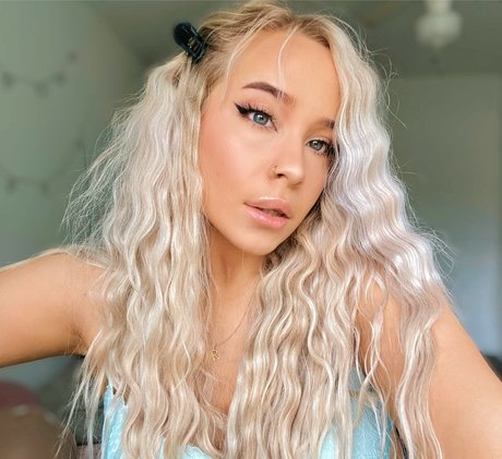 Decadex exclusive model photo