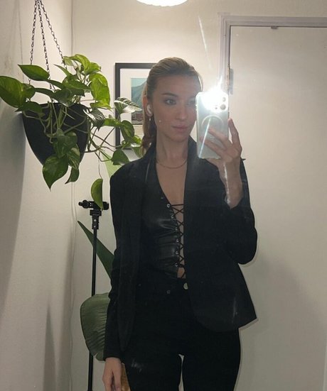 Novaleesi model xxx pics