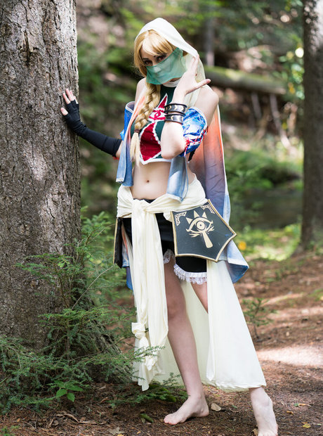 CrystAAHHL model naked photo