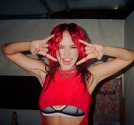 Taylor Upsahl exclusive model img