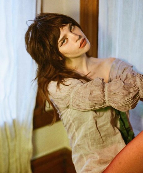 Sophie Thatcher high quality actress pics