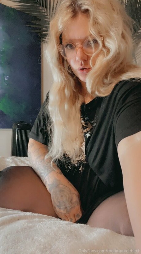 theamputeebitch art star photo