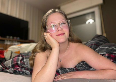 julix may erotic model img