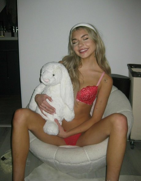 emilyyhearts adult model gallery