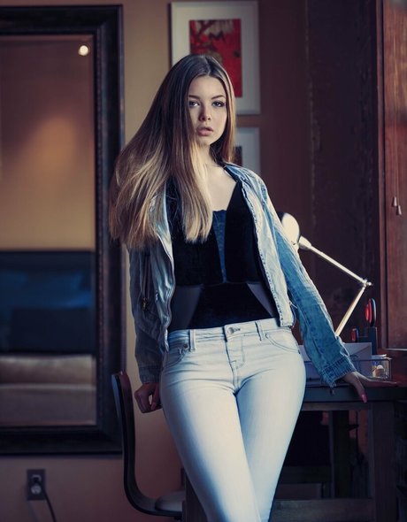 Lana Lea model top pic