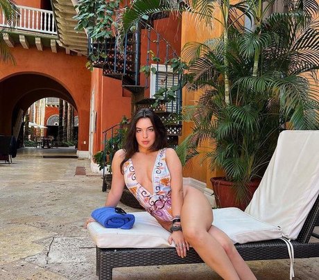 Isabella Gomez high quality model pics