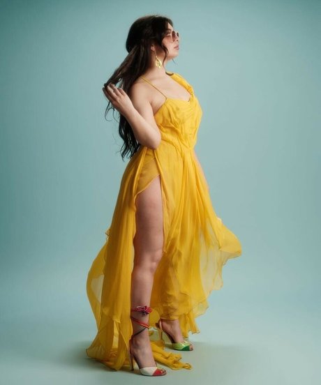 Isabella Gomez model perfect pictures