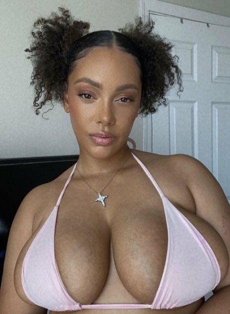 famousaria pornstar adult gallery